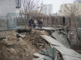 В Киеве из-за оползня разрушилась опорная стена жилого дома