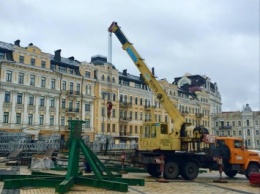 На Софийской площади начали монтаж новогоднего городка
