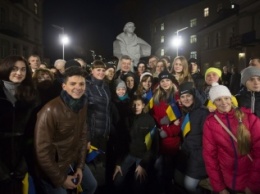 Порошенко встретился с украинской общиной в Литве у памятника Шевченко