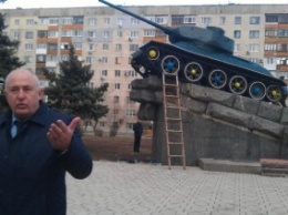 В Лисичанске опять перекрасили танк