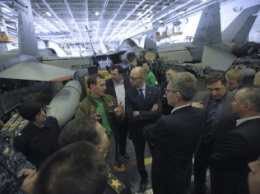Яценюк посетил авианосец ВМС США "Гарри Трумэн"