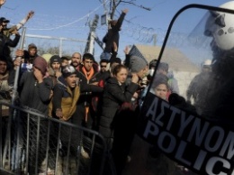В Греции происходят столкновения беженцев с полицией