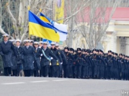 На главной площади Николаева около 350 морпехов приняли присягу на верность Украине
