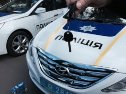 В Киеве нетрезвые молодые люди разбили авто патрульной полиции