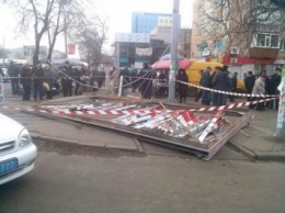 В Черкассах порыв ветра свалил билборд – травмировано 7 человек