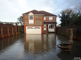 Наводнение в Англии и Шотландии: Спасатели заявляют о беспрецедентной ситуации