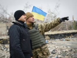 Мериков в Донецкой области поздравил николаевских морпехов с Днем Вооруженных сил