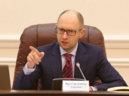 Яценюк обещает пустить на латание дорог 3,3 млрд грн