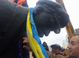 В Глухове демонтировали памятник Ленину