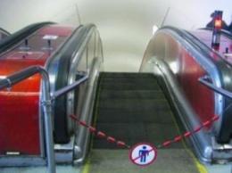 Один из эскалаторов станции метро "Сырец" сегодня закроют на ремонт