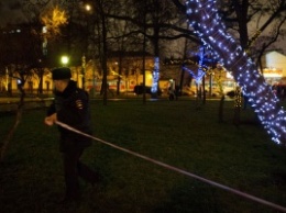Видеокамеры зафиксировали мужчину, который, вероятно, бросил взрывчатку на остановку в Москве, - источник