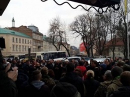 Две акции протеста начались под Львовской ОГА