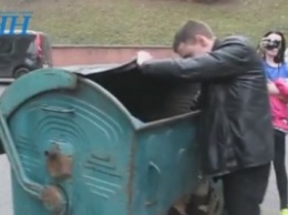 Председателя Федерации профсоюзов Ровенской области бросили в мусорный бак