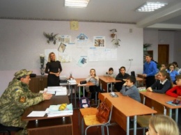 Ученики 127-й криворожской гимназии встретились с участником АТО (фото)