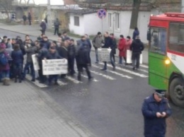Под стенами городского совета Луцка троллейбусники требовали выплаты зарплат