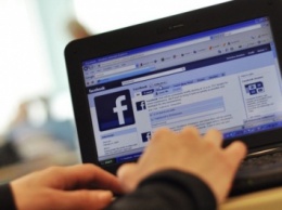 Почти две трети украинских офисных сотрудников ежедневно заходят в соцсети на работе