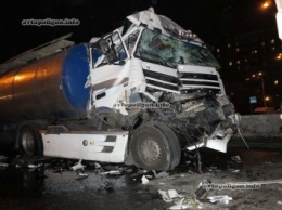 ДТП в Киеве: на проспекте Палладина в грузовик Renault врезалась автоцистерна. ФОТО