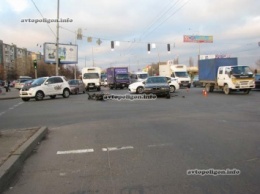 ДТП в Киеве: на Братиславской не разминулись Mercedes, BMW и мотоцикл. ФОТО
