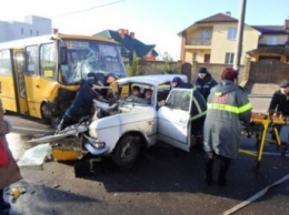Спасатели в Ровно вырезали пострадавших из автомобиля, который протаранил маршрутку