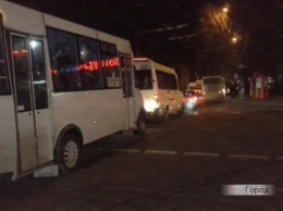 Николаевским водителям вечером пришлось постоять в пробке из-за ДТП и поломанной маршрутки