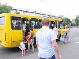 Николаевцы жалуются на маршрутчиков, которые устраивают гонки и "выбрасывают" пассажиров на ходу