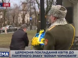 Порошенко возложил цветы к памятнику "Воинам Чернобыля" и мемориальному кургану "Героям Чернобыля"