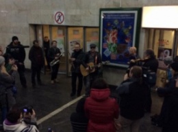 Легендарный Гребенщиков сыграл с уличными музыкантами в киевском метро