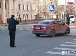 Полицейские штрафовали водителей за неправильную парковку возле мэрии Николаева