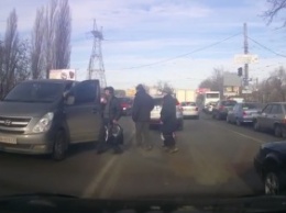 В Николаеве водитель пинком проучил нерадивого пешехода, переходившего проспект в неположенном месте