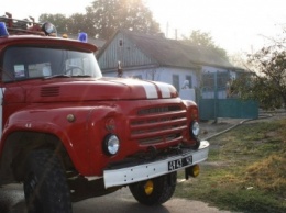 На Николаевщине спасатели ликвидировали пожар хозяйственного здания и спасли от уничтожения жилой дом
