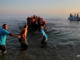 У берегов Ливии затонуло судно с беженцами