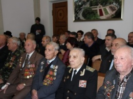 Мэр Николаева вручил памятные медали ветеранам Второй мировой войны и войны в Афганистане