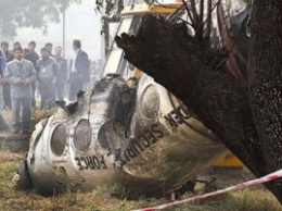В Индии самолет врезался в стену, погибли 10 человек