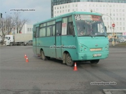 ДТП в Киеве: на Харьковской площади маршрутный автобус столкнулся с VW Passat. ФОТО