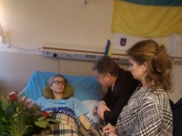 П.Порошенко навестил в израильском госпитале волонтерку Я.Зинкевич