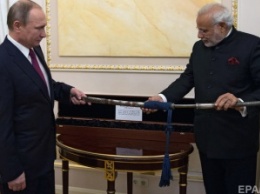 Премьер-министр Индии подарил Путину меч и рукопись Ганди