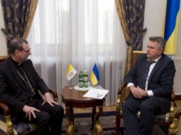 Замглавы МИД принял копии верительных грамот от Апостольского нунция в Украине