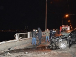 Из авто, которое упало с моста в Днепропетровске, изъяли тела погибших