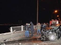 В Днепропетровске иномарка упала с моста в Днепр, два человека погибли