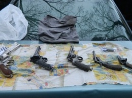 Оружие и наркотики нашли в машине в Киеве