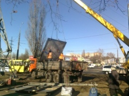 В Николаеве возле автовокзала демонтировали 2 незаконных билборда