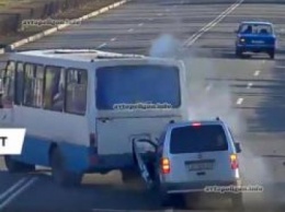 ВИДЕО ДТП в Днепродзержинске: Volkswagen Caddy протаранил автобус