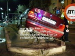 В Киеве авто с пьяным полицейским влетело в отбойник