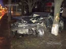 ДТП в Мариуполе: пьяный на Alfa Romeo-164 врезался в дерево - чудом выжил. видео
