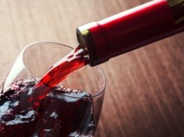 Ученые приравняли бокал красного вина к часу занятий в спортзале
