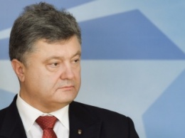 Порошенко поручил Кабмину пересмотреть порядок перевода счетов переселенцев и пенсий военнослужащих в госбанки