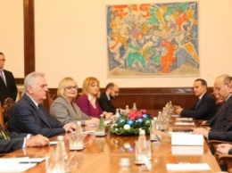 Турецкий премьер попросил Сербию помочь наладить отношения с РФ