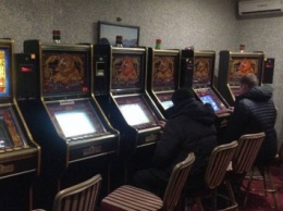 Запорожских игроманов лишили 12 автоматов