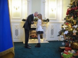 А.Яценюк записал новогоднее поздравление вместе с министрами и детьми