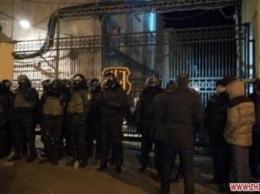 Кондитерскую фабрику в Житомире захватили "титушки" - СМИ